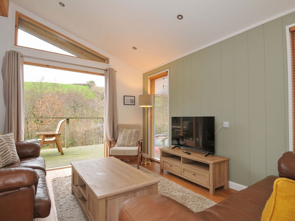A living room with a sofa and a coffee table at 6 Hedgerows in Lanreath