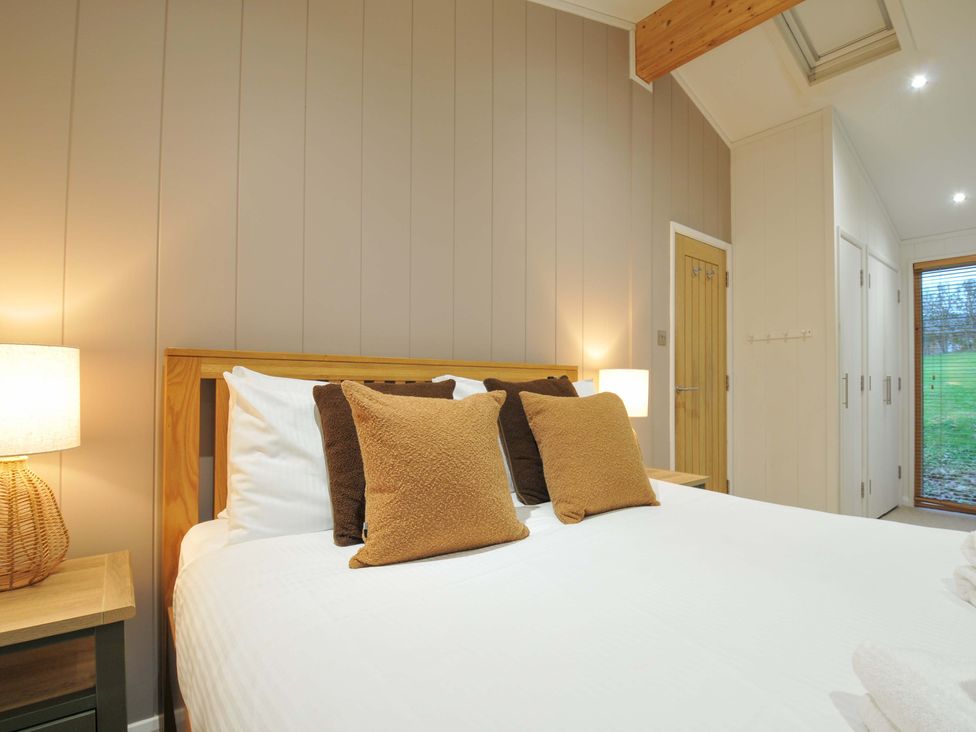 A bedroom with a bed and lamp at 6 Hedgerows in Lanreath