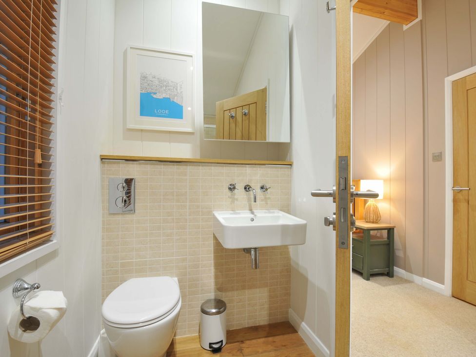 A bathroom with a toilet and wash basin at 6 Hedgerows in Lanreath