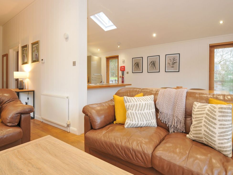 A living room with a sofa and armchairs at 6 Hedgerows in Lanreath