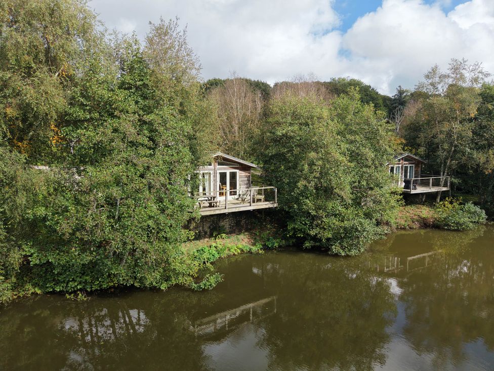 A wooden cabin by the water at 2 Water's Edge in Lanreath