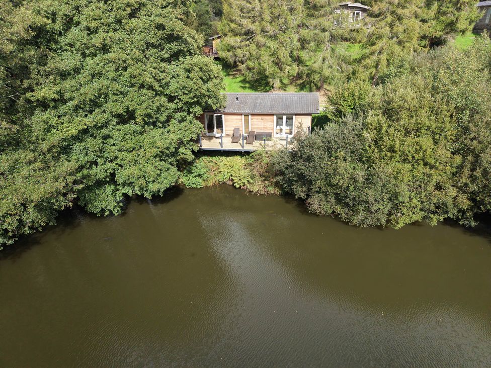 A cabin by the water at 6 Water's Edge in Lanreath