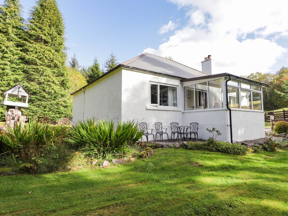 A house with a garden and chairs at St. Aethans in Bonar Bridge
