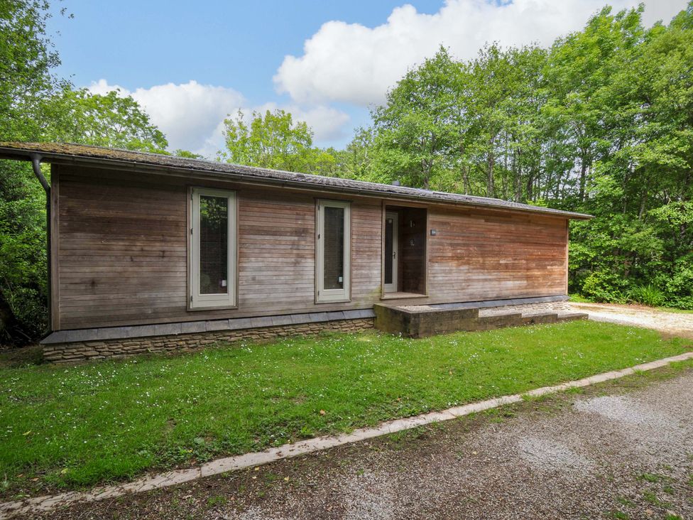 A cabin surrounded by grass and trees at 14 Stonerush Valley in Lanreath