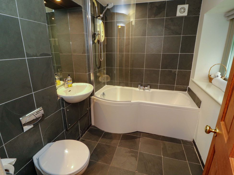A bathroom featuring a bathtub, sink, and toilet at Holemire Barn in Lorton