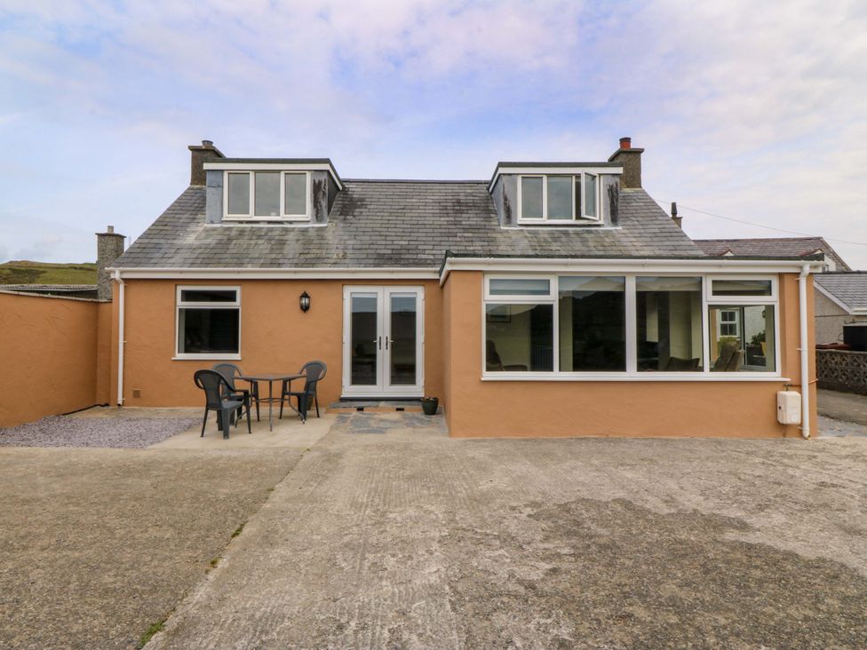 A house with patio seating at Dalar Deg in Aberdaron