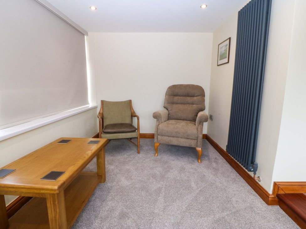 A snug with a table and two chairs at Dalar Deg in Aberdaron