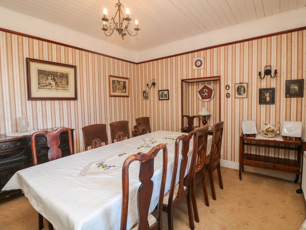 A dining room with a table and chairs at Cairbre House, Dungarvan, County Waterford