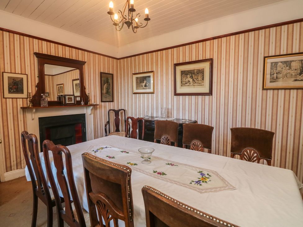 A dining room with a table and chairs at Cairbre House in Dungarvan, County Waterford