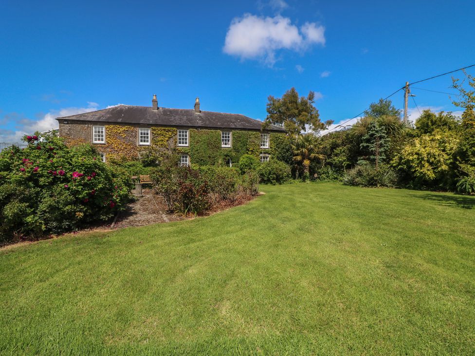 A house with garden and bench at Cairbre House Dungarvan, County Waterford