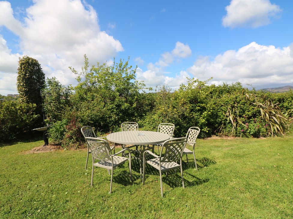 A garden with a table and chairs at Cairbre House, Dungarvan, County Waterford