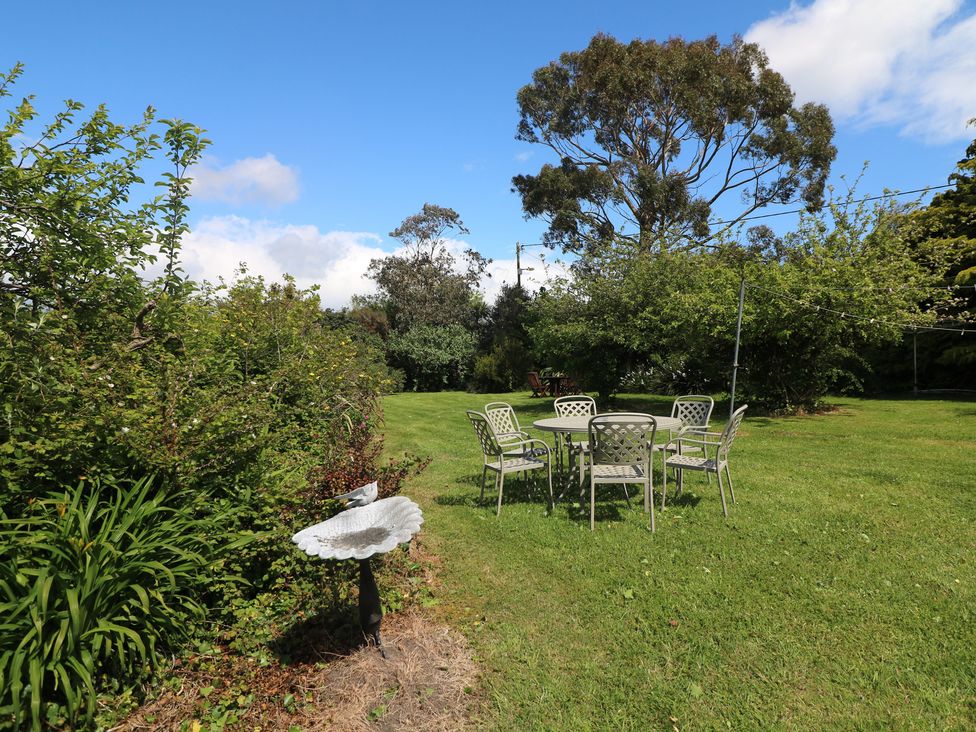 A garden with a table and chairs at Cairbre House Dungarvan, County Waterford