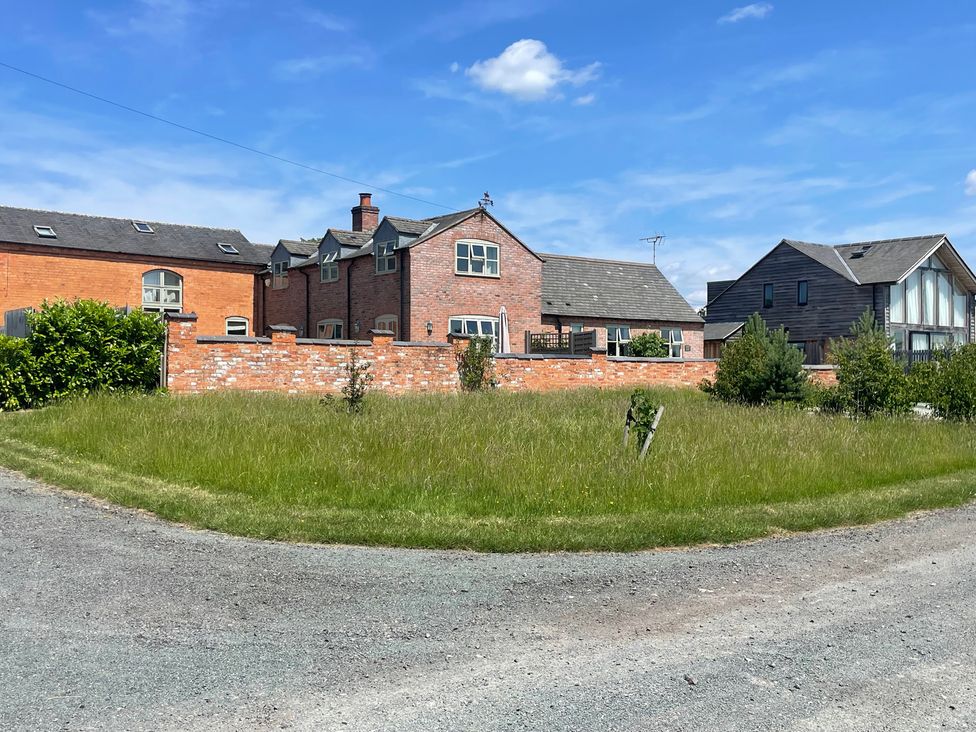 A view of houses and grass area at Grooms Cottage in Uppingham