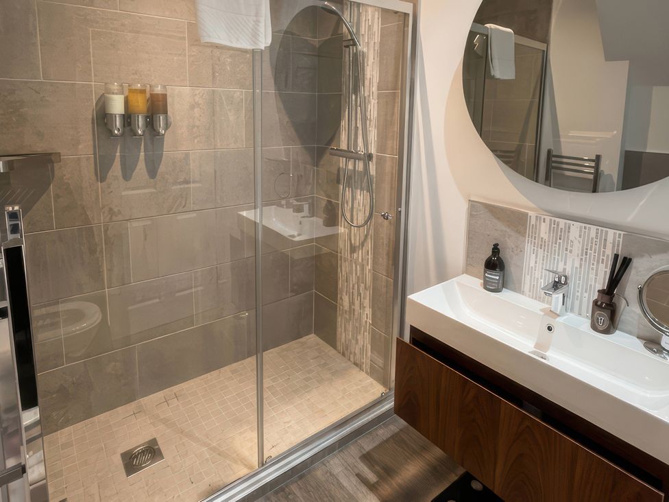 A bathroom with a shower, sink, and toilet at Cliffhanger in Hastings