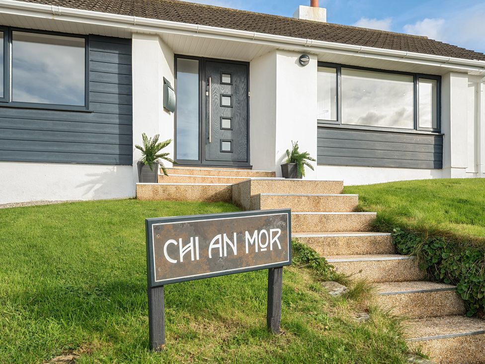 The entrance with steps and plants at Chi An Mor in Porth