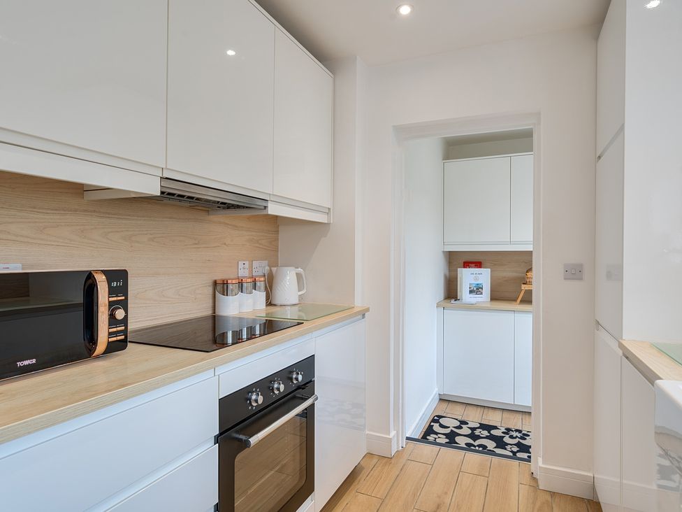 A kitchen with microwave, oven and kettle at Chi An Mor in Porth