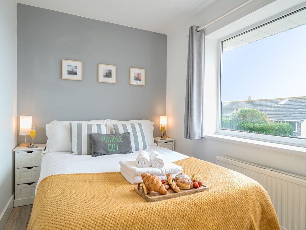 A bedroom with a bed and breakfast items at Chi An Mor in Porth