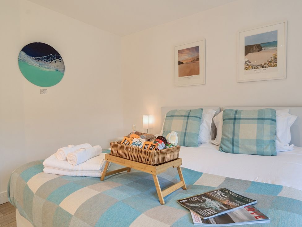 A bedroom with a bed and decorative items at Chi An Mor in Porth