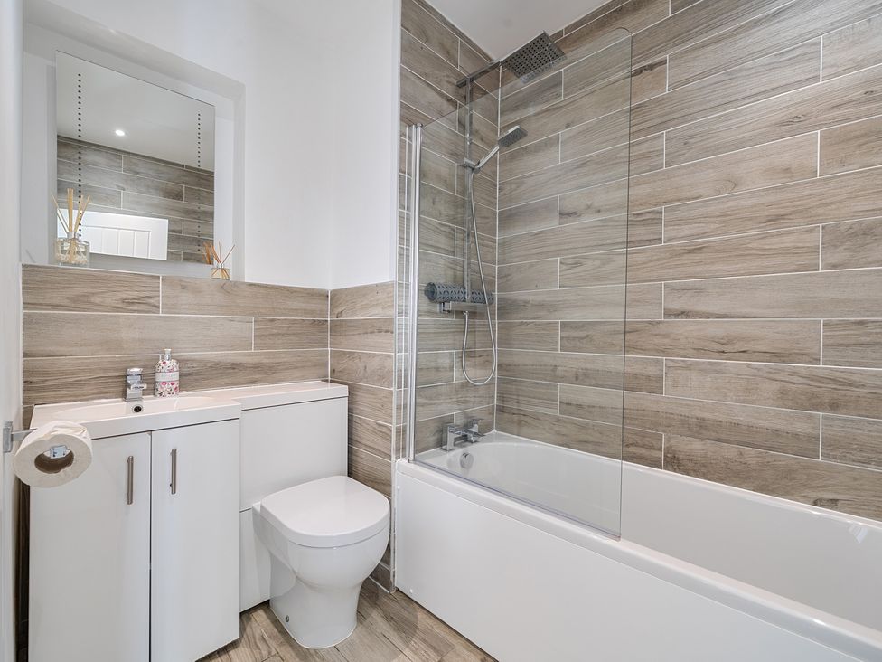 A bathroom with a toilet, sink, and bath tub at Chi An Mor in Porth