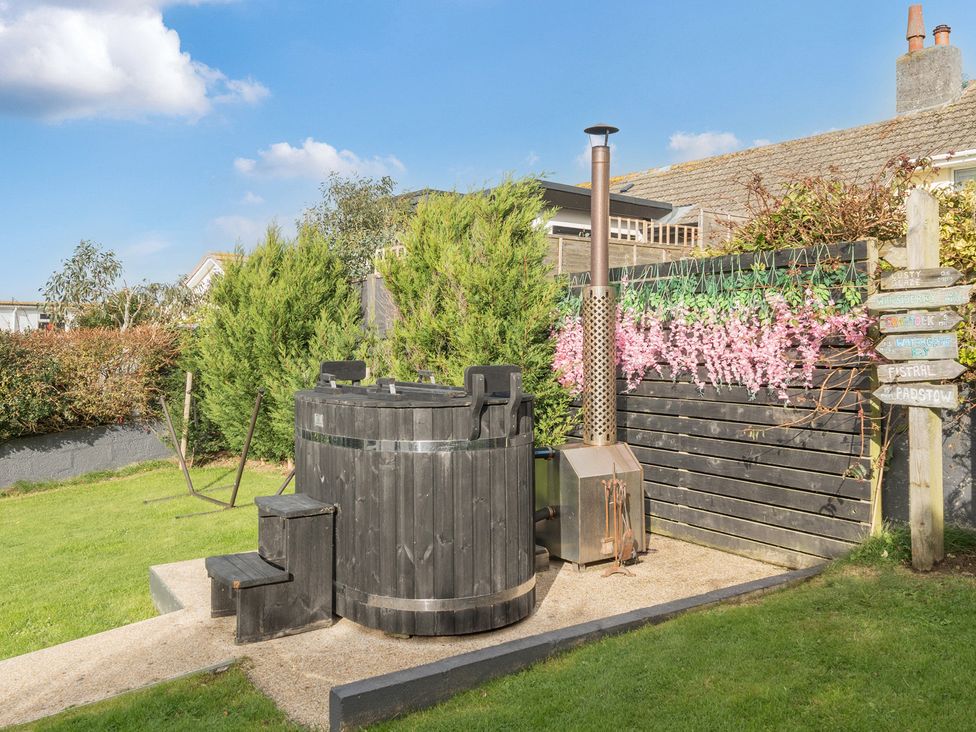 A hot tub with stove and greenery at Chi An Mor in Porth