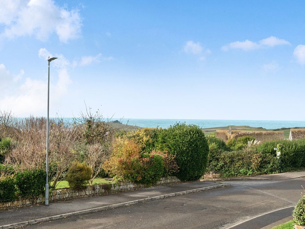 A view of the ocean and surrounding foliage at Chi An Mor in Porth