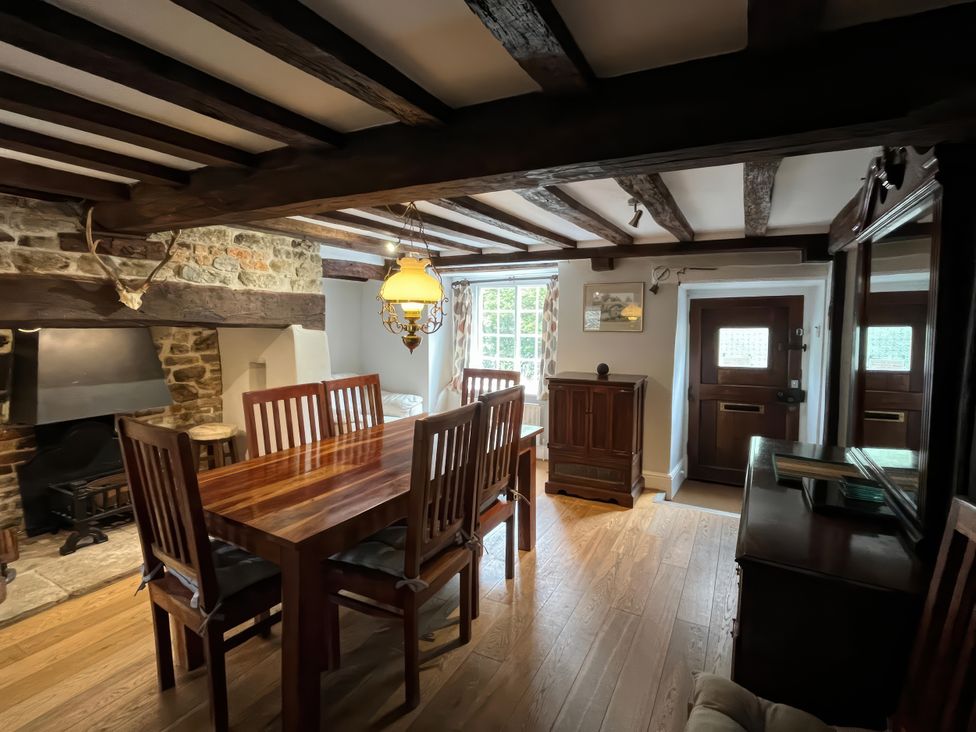A dining room with a table and chairs at Ivy Cottage in West Lulworth