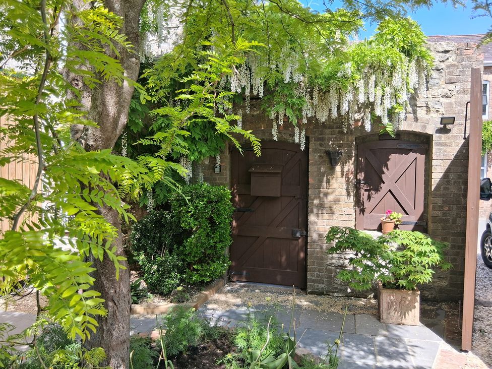 An entrance with doors and plants at Little Retreat in Upwey