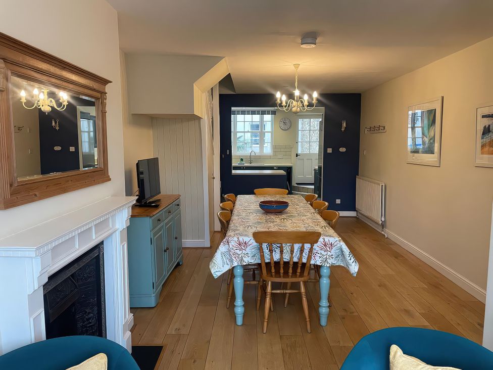 A dining room with a table and chairs at Safe Harbour Brewers Quay harbour