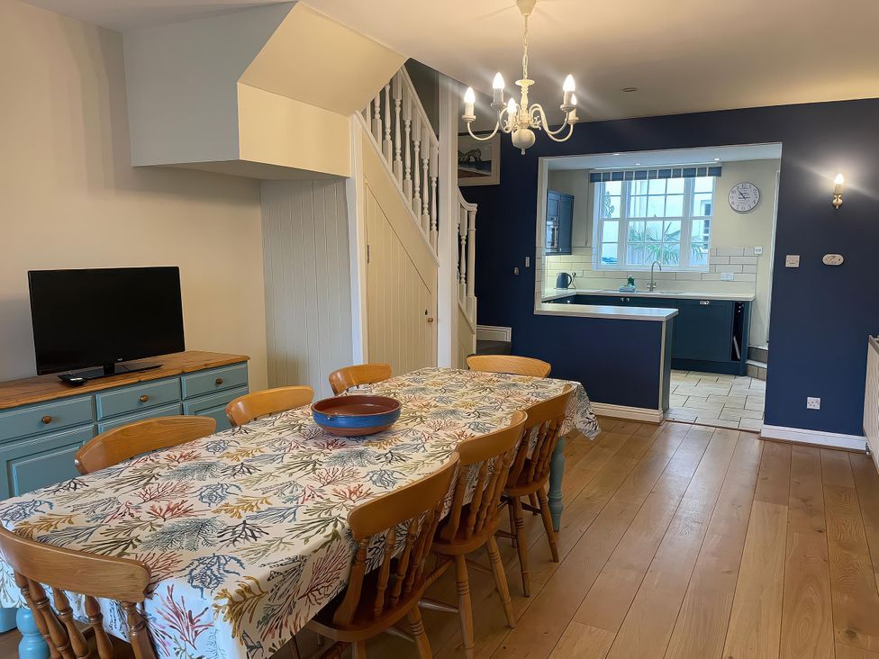 A dining area with a table and chairs at Safe Harbour Brewers Quay harbour