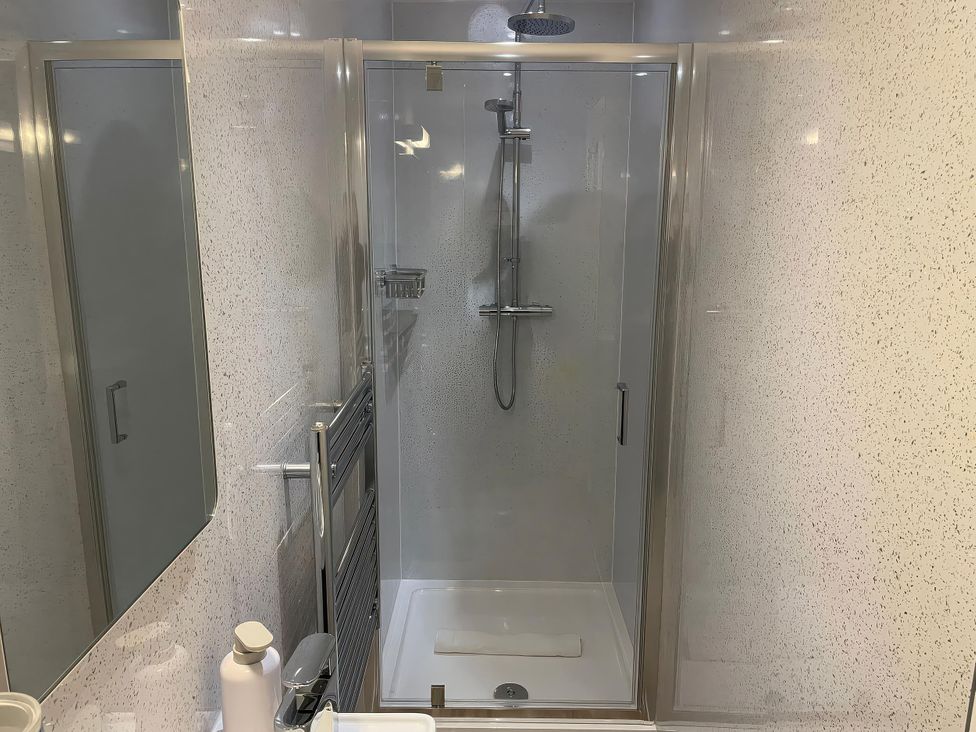 A shower with a glass enclosure in Safe Harbour at Brewers Quay harbour