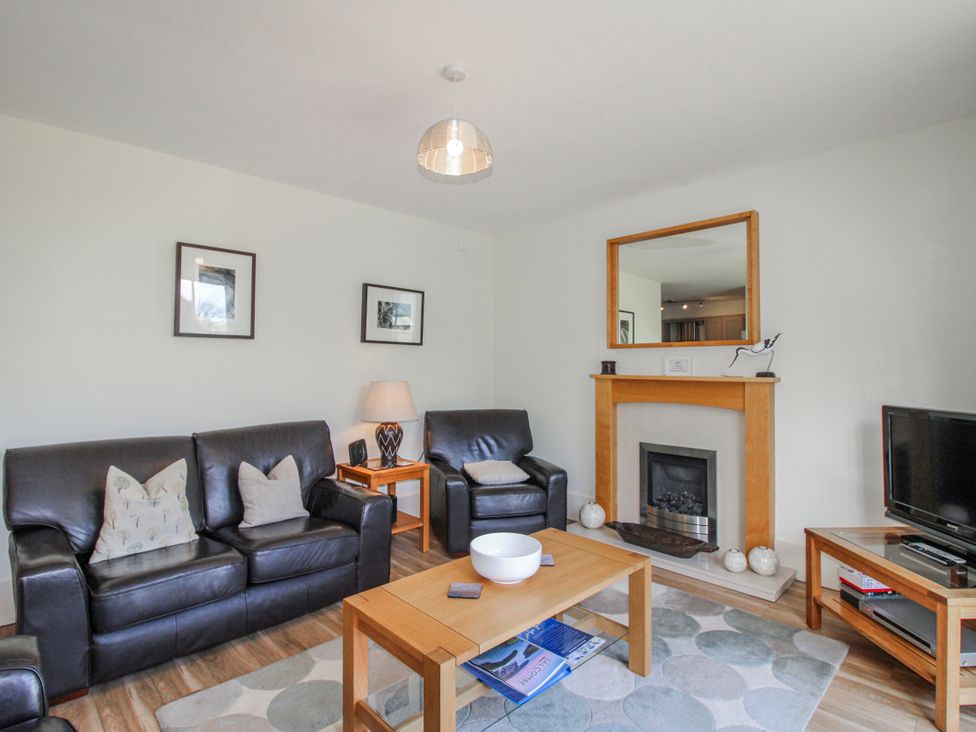 A living room with sofas and a coffee table at 3 Combehaven in Salcombe