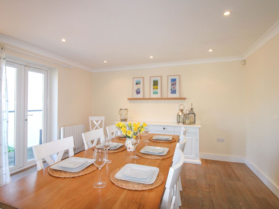 A dining room with a table and chairs at 4 Bolt Head in Salcombe