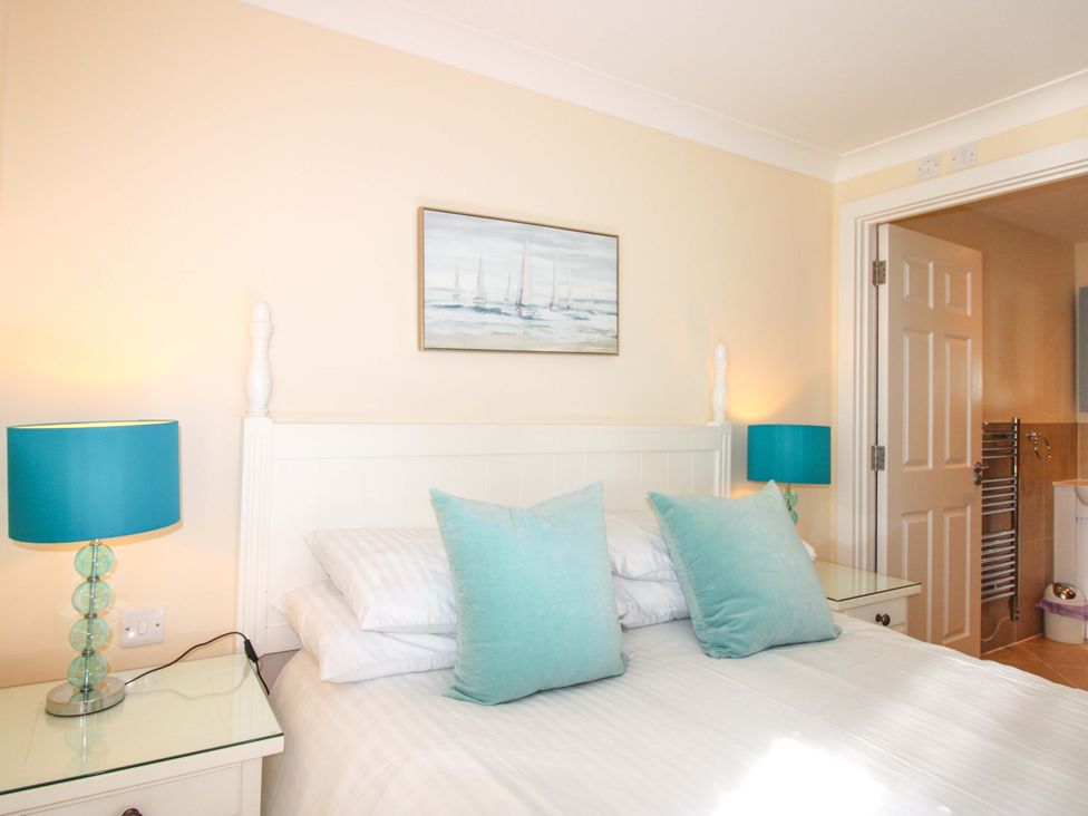 A bedroom with a bed and lamps at 4 Bolt Head in Salcombe