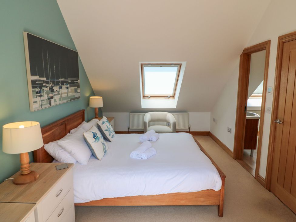 A bedroom with a bed and lamp at 6 Court Cottage, Hillfield Village Dartmouth