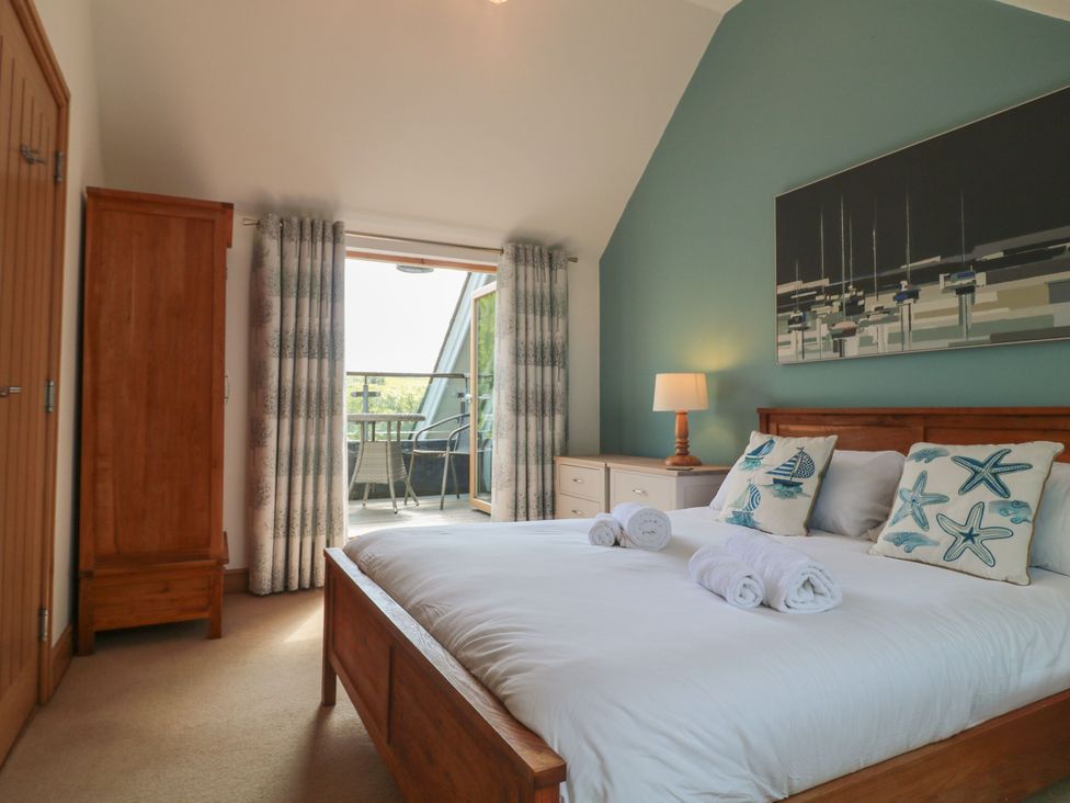 A bedroom with a bed and furniture at 6 Court Cottage, Hillfield Village in Dartmouth