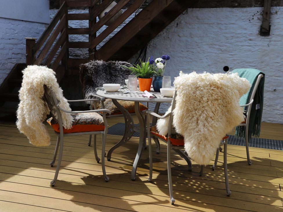 A dining area with chairs and a table at Dart Views in Dartmouth