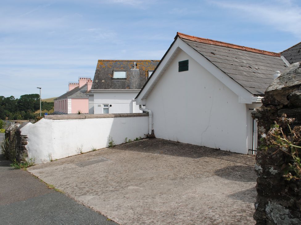 A view of houses and a driveway at Upper Fernlea in Salcombe