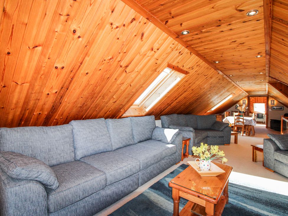 A loft with sofas and a coffee table at The Station in Bolberry