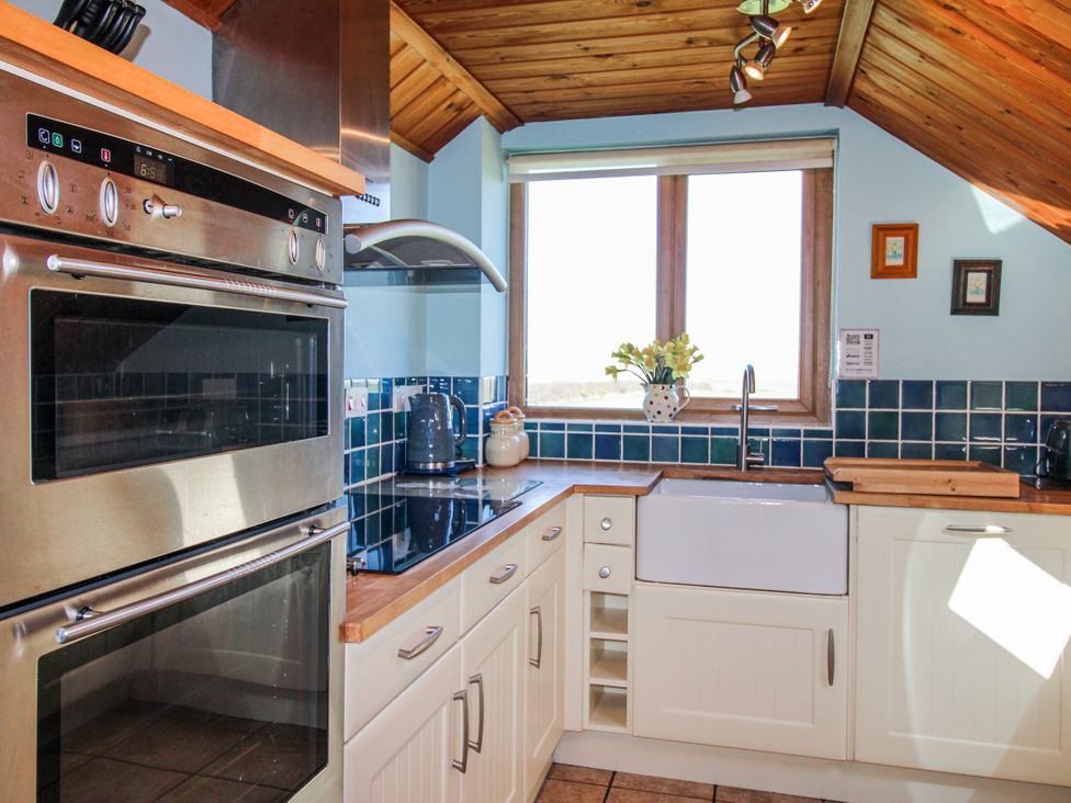 A kitchen with an oven and sink at The Station in Bolberry