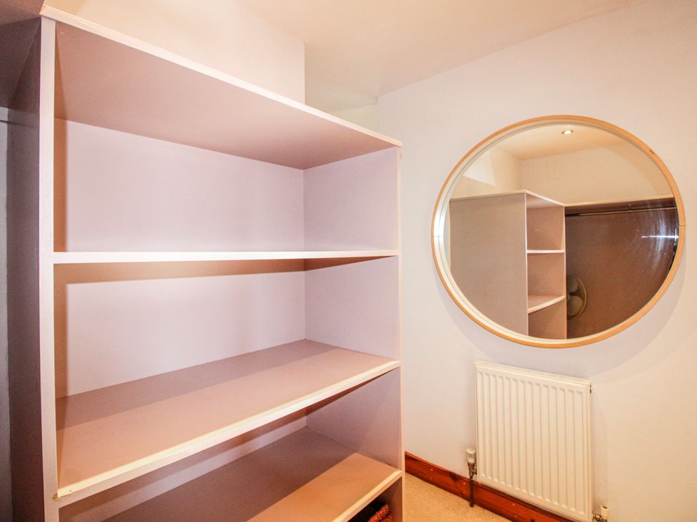 A room with shelves and a mirror at The Station in Bolberry