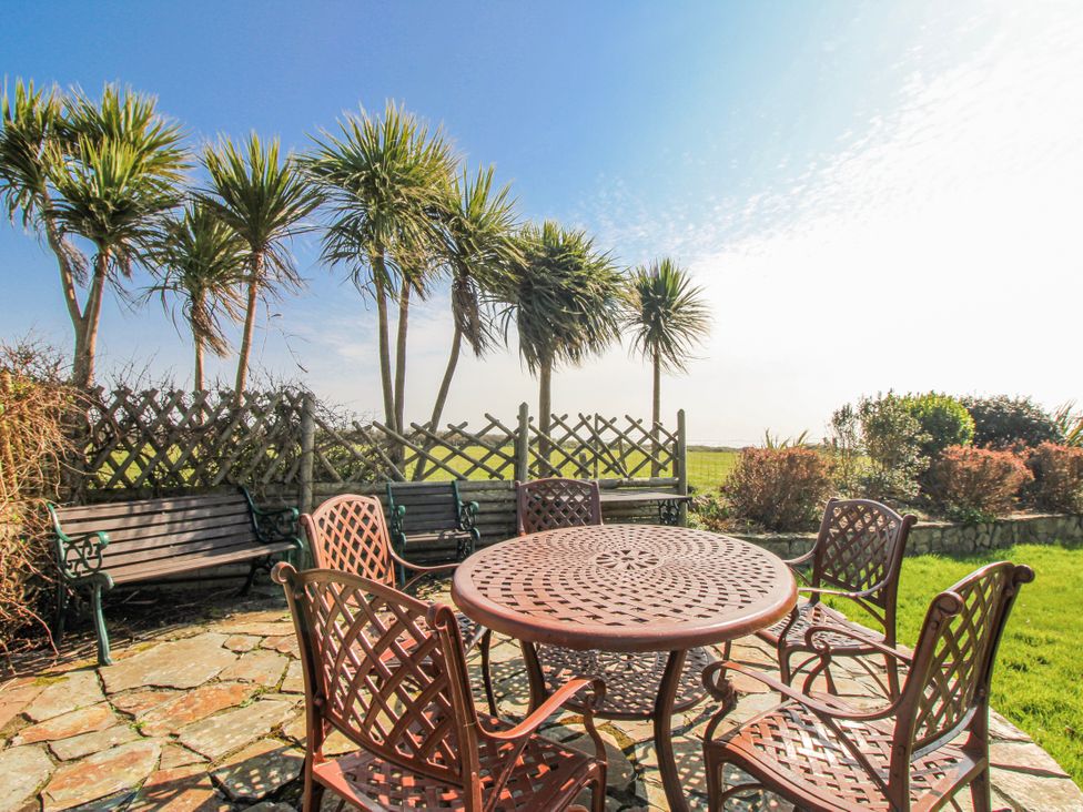 A garden with a circular table and chairs at The Station in Bolberry