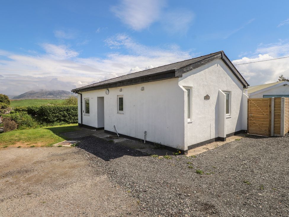 A house with windows and a door in Morfa Nefyn