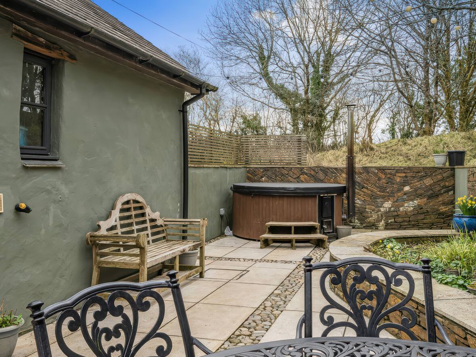 A garden with a hot tub and seating area at Spring Park Farmhouse in Launceston