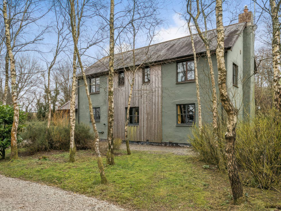 A house surrounded by trees at Spring Park Farmhouse in Launceston