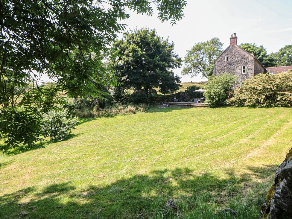 A house with a garden in the outdoor area at Slade House in Ilam, Staffordshire