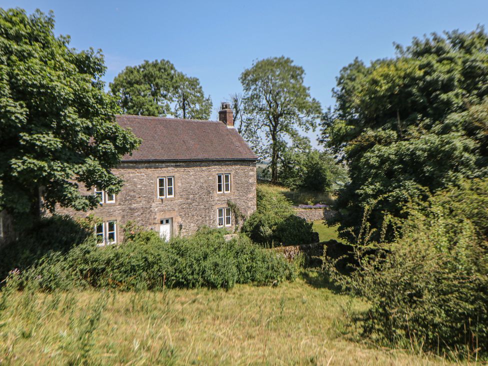 A house surrounded by trees and grass at Slade House in Ilam, Staffordshire