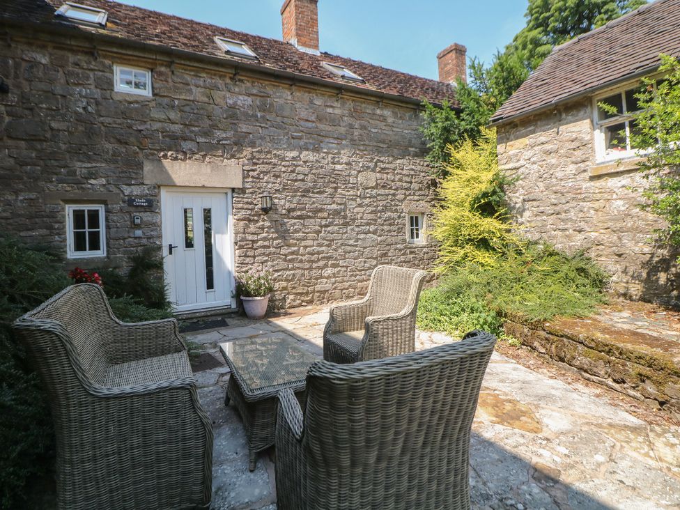 An outdoor area with seating and table at Slade Cottage in Ilam