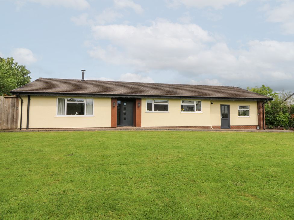A bungalow with lawn and fence at New Peny in Llandrindod Wells