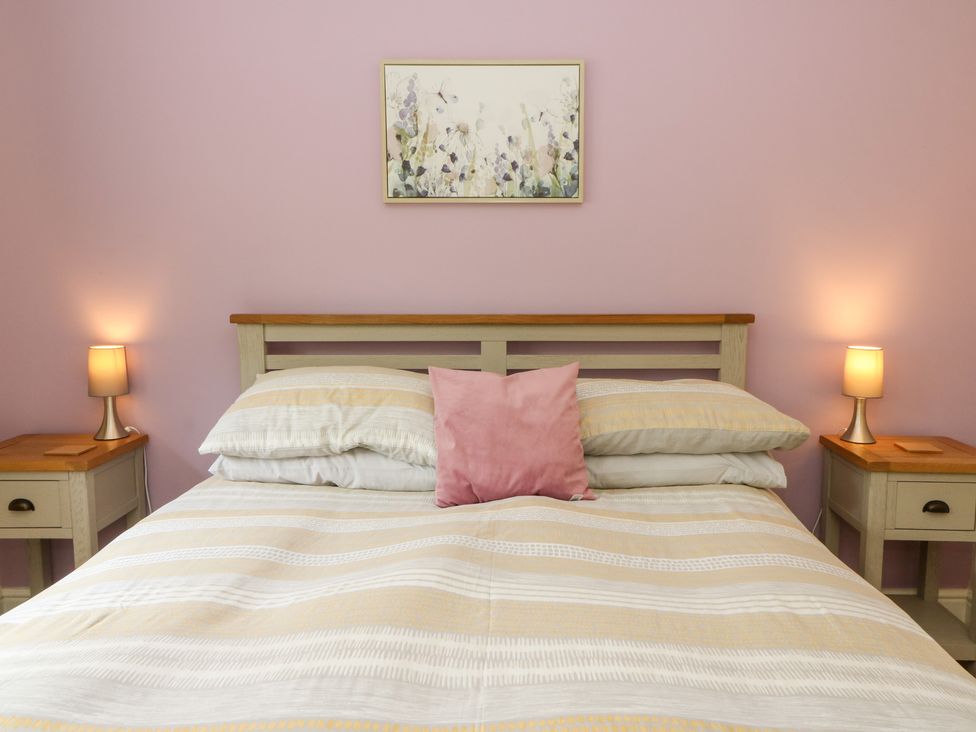 A bedroom with a bed and bedside tables at New Peny in Llandrindod Wells