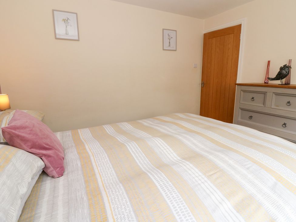 A bedroom with a bed and lamp at New Peny in Llandrindod Wells